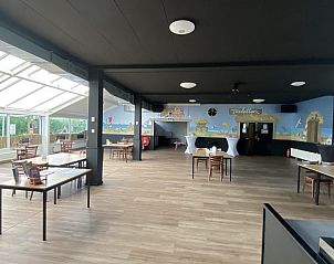 Ruime recreatieruimte bij VZ1100 Vakantiechalet in Scherpenisse, biedt ontspanning en plezier voor gasten in Tholen, Zeeland.