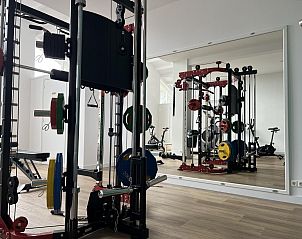 Fitnessruimte bij VZ1100 Vakantiechalet in Scherpenisse, biedt moderne apparatuur voor sportieve gasten in Tholen, Zeeland.