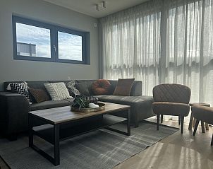 Gezellige woonkamer van VZ1111 Vakantiechalet in Scherpenisse, Tholen, Zeeland met comfortabele zithoek.