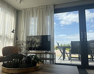 Uitzicht vanuit de woonkamer van VZ1111 Vakantiechalet in Scherpenisse, Tholen, Zeeland op het terras.