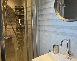 Moderne badkamer in VZ1111 Vakantiechalet in Scherpenisse, Tholen, Zeeland met douche en wastafel.