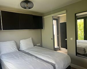 Slaapkamer met badkamer en suite in VZ1111 Vakantiechalet in Scherpenisse, Tholen, Zeeland.