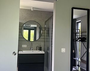 Badkamer met moderne voorzieningen in VZ1111 Vakantiechalet in Scherpenisse, Tholen, Zeeland.