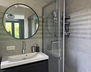 Douche en wastafel in VZ1111 Vakantiechalet in Scherpenisse, Tholen, Zeeland met moderne afwerking.
