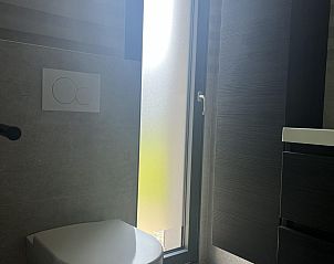 Toilet met raam in VZ1111 Vakantiechalet in Scherpenisse, Tholen, Zeeland voor natuurlijk licht.