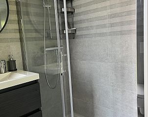 Strakke douchecabine in VZ1111 Vakantiechalet in Scherpenisse, Tholen, Zeeland met glazen deur.