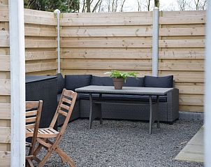 Auenbereich mit Sitzgelegenheiten im Ferienhaus in Koudekerke, Zeeland.