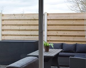 Sitzecke auf der Terrasse des Ferienhauses in Koudekerke, Walcheren, Zeeland.