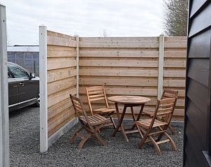Holztisch und Sthle auf der Terrasse des Ferienhauses in Koudekerke, Zeeland.