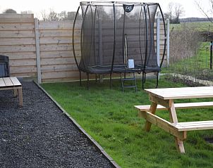 Trampolin und Picknicktisch im Garten des Ferienhauses in Koudekerke, Walcheren.