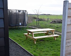 Garten mit Picknicktisch im Ferienhaus in Koudekerke, Walcheren, Zeeland.