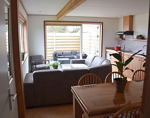 Helles Wohnzimmer mit Zugang zum Garten in Cottage in Koudekerke, Walcheren.