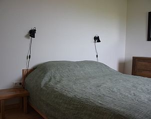 Schlafzimmer mit Doppelbett in einem Ferienhaus in Koudekerke, Zeeland.