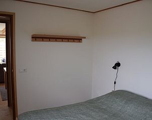 Schlafzimmer mit Holzdetails im Ferienhaus in Koudekerke, Walcheren, Zeeland.