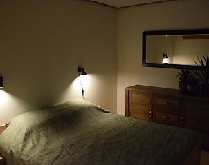 Atmosphrische Beleuchtung im Schlafzimmer eines Ferienhauses in Koudekerke, Zeeland.