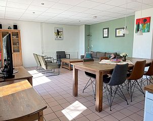 Eetkamer in VZ033 Appartement Koudekerke met moderne inrichting in Koudekerke.