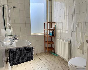 Badkamer in VZ033 Appartement Koudekerke met moderne voorzieningen en veel licht.