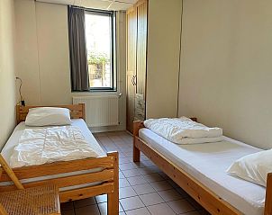 Tweede slaapkamer in VZ033 Appartement Koudekerke met houten meubels in Zeeland.