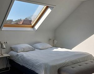 Slaapkamer in Vakantiehuisje in Koudekerke met dakraam en comfortabel bed, Walcheren, Zeeland.