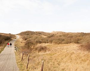 Wandelpad door de duinen bij Vakantiehuisje in Koudekerke, serene natuur van Walcheren, Zeeland.
