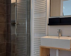 Moderne badkamer in Vakantiehuisje in Koudekerke met douche, Walcheren, Zeeland.