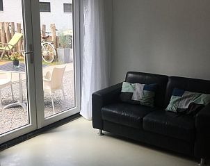 Zithoek met uitzicht op terras in Vakantiehuisje in Koudekerke, Walcheren, Zeeland.