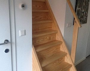 Houten trap in Vakantiehuisje in Koudekerke, Walcheren, biedt toegang tot de bovenverdieping.