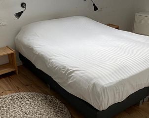 Comfortabele slaapkamer met tweepersoonsbed in Vakantiehuisje in Koudekerke, Walcheren.