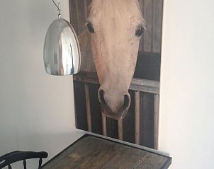 Eethoek met kunstwerk in Vakantiehuisje in Koudekerke, Walcheren, Zeeland.