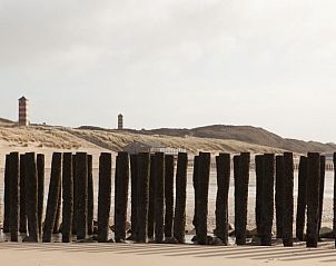 Strand met palenrij bij Vakantiehuisje in Koudekerke, Walcheren, perfect voor strandwandelingen.