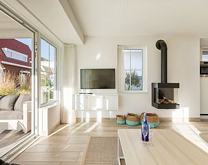 Lichte woonkamer van Banckert Luxe Outdoor 4 vakantiehuis in Koudekerke, Walcheren, Zeeland met moderne inrichting en uitzicht op terras.