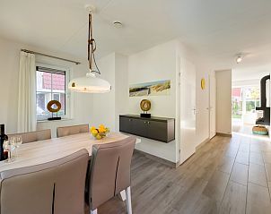 Stijlvolle eetkamer in Banckert Luxe Outdoor 4 vakantiehuis, Koudekerke, Walcheren, Zeeland, met moderne inrichting en veel natuurlijk licht.