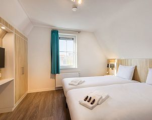 Comfortabele slaapkamer van Banckert Luxe Outdoor 4 vakantiehuis in Koudekerke, Walcheren, Zeeland met moderne inrichting en uitzicht.