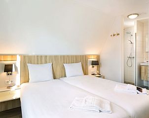 Gezellige slaapkamer in Banckert Luxe Outdoor 4, vakantiehuis in Koudekerke, Walcheren, Zeeland, met comfortabele bedden en moderne badkamer.