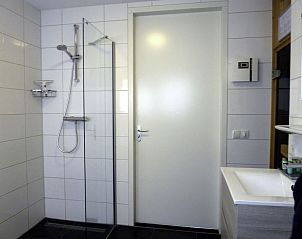 Stijlvolle badkamer in Vakantiehuis Dishoek Dunes Residence, Koudekerke, Walcheren, Zeeland.