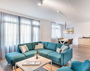 Stijlvolle woonkamer in Van Obdam Luxe 4 appartement, Koudekerke, Walcheren, met comfortabele zithoek en moderne keuken.