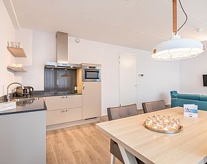 Moderne keuken en eetruimte in Van Obdam Luxe 4 appartement, Koudekerke, Walcheren, ideaal voor een comfortabele vakantie in Zeeland.