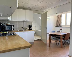 Volledig uitgeruste keuken in VZ034 Appartement Koudekerke, vakantiehuis in Koudekerke, Walcheren, met moderne apparatuur.