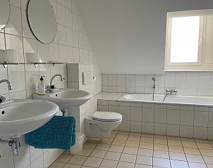 Stijlvolle badkamer met dubbele wastafel in VZ034 Appartement Koudekerke, vakantiehuis in Koudekerke, Walcheren.