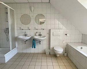 Ruime badkamer met bad en douche in VZ034 Appartement Koudekerke, vakantiehuis in Koudekerke, Walcheren.