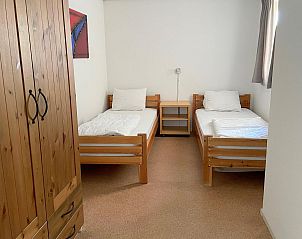 Slaapkamer met twee bedden in VZ034 Appartement Koudekerke, vakantiehuis in Koudekerke, Walcheren, voor een goede nachtrust.