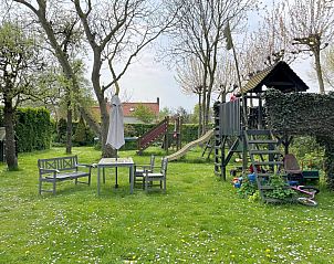 Speeltuin in de tuin van VZ034 Appartement Koudekerke, vakantiehuis in Koudekerke, Walcheren, perfect voor kinderen.