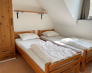 Knusse slaapkamer met twee bedden in VZ035/VZ036 Appartement Koudekerke, Walcheren, perfect voor een goede nachtrust.