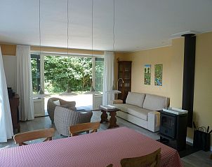 Cozy living room of VZ1136 Detached vacation home in Koudekerke with garden view, Walcheren, Zeeland.
