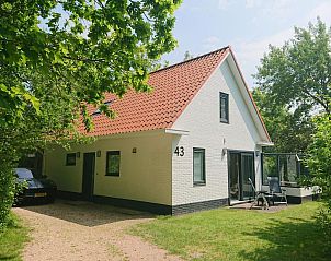 Zonnige buitenkant van VZ906 Vrijstaand Vakantiehuis in Koudekerke, Walcheren, met terras.