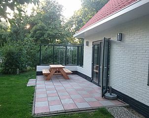 Terras met picknicktafel bij VZ906 Vrijstaand Vakantiehuis in Koudekerke, Walcheren, Zeeland.