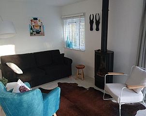 Gezellige woonkamer met open haard in VZ906 Vrijstaand Vakantiehuis, Koudekerke, Walcheren.