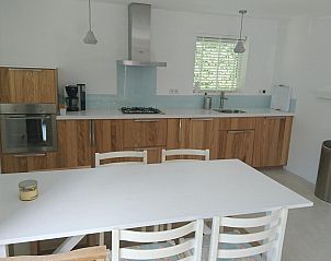 Moderne keuken in VZ906 Vrijstaand Vakantiehuis, Koudekerke, Walcheren, voorzien van alle gemakken.