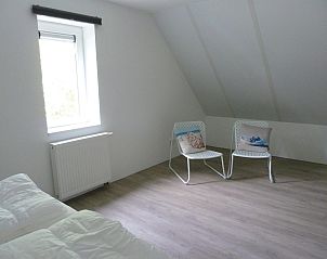 Lichte slaapkamer met zithoek in VZ906 Vrijstaand Vakantiehuis, Koudekerke, Walcheren, Zeeland.