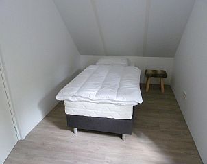 Eenvoudige slaapkamer met eenpersoonsbed in VZ906 Vrijstaand Vakantiehuis, Koudekerke, Walcheren.